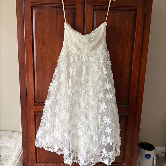 Showpo
RHEIVA MIDI DRESS - STRAPLESS 3D EMBROIDERY MIDI DRESS IN WHITE - Picture 2 of 5